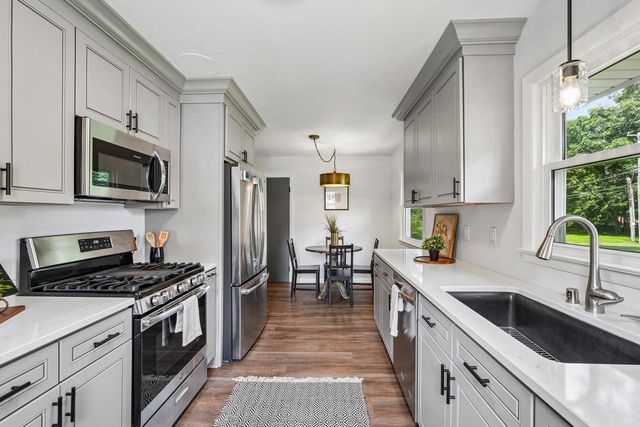 2436 S Ronke LANE, New Berlin, WI 53151