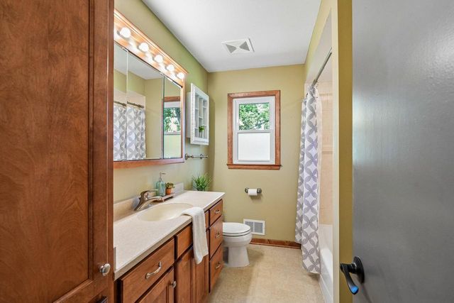 2436 S Ronke LANE, New Berlin, WI 53151