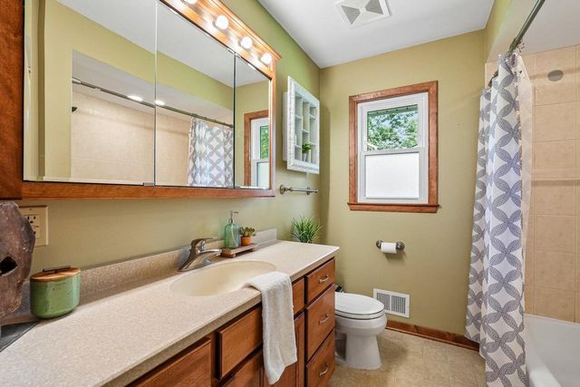 2436 S Ronke LANE, New Berlin, WI 53151