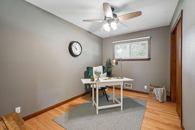 2436 S Ronke LANE, New Berlin, WI 53151