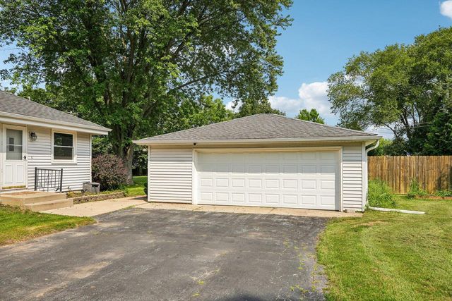 2436 S Ronke LANE, New Berlin, WI 53151