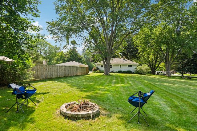 2436 S Ronke LANE, New Berlin, WI 53151