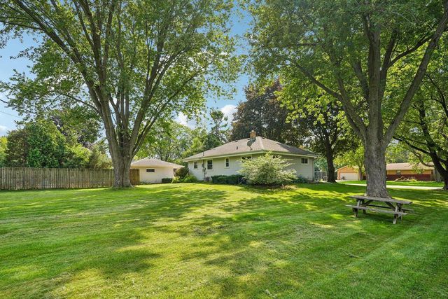2436 S Ronke LANE, New Berlin, WI 53151