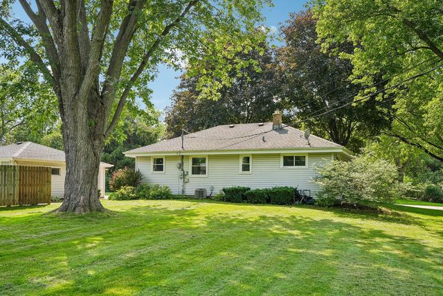 2436 S Ronke LANE, New Berlin, WI 53151