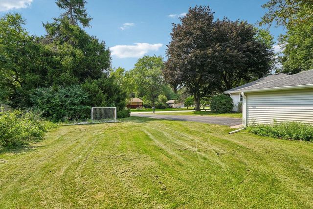 2436 S Ronke LANE, New Berlin, WI 53151