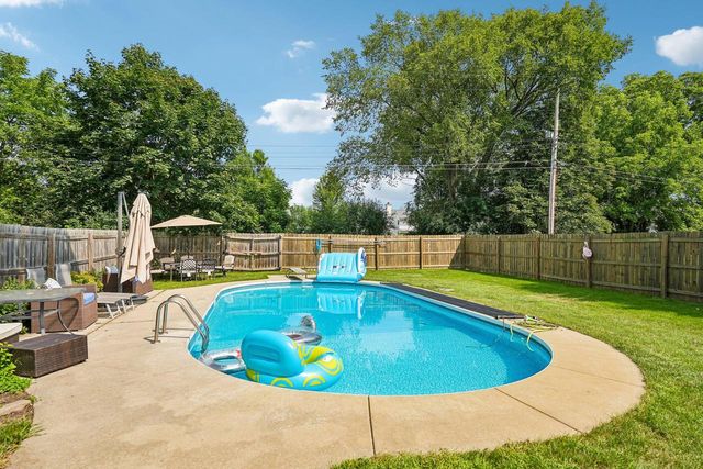 2436 S Ronke LANE, New Berlin, WI 53151