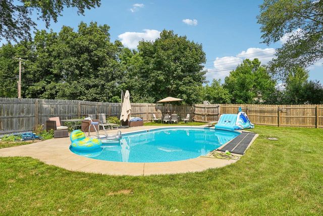 2436 S Ronke LANE, New Berlin, WI 53151