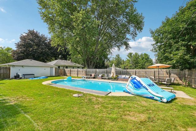 2436 S Ronke LANE, New Berlin, WI 53151