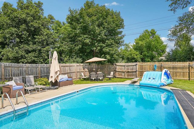 2436 S Ronke LANE, New Berlin, WI 53151