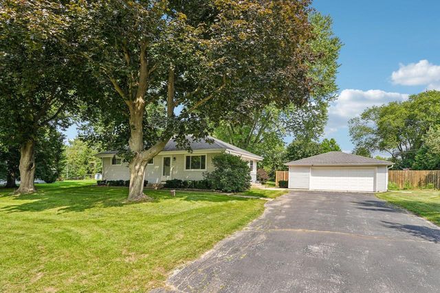 2436 S Ronke LANE, New Berlin, WI 53151
