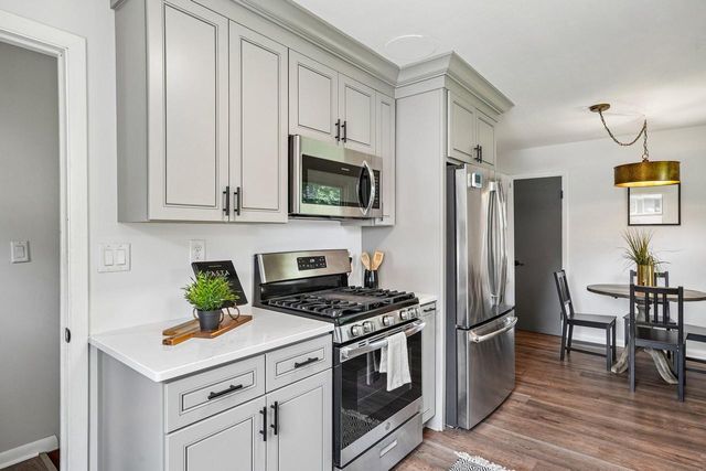 2436 S Ronke LANE, New Berlin, WI 53151