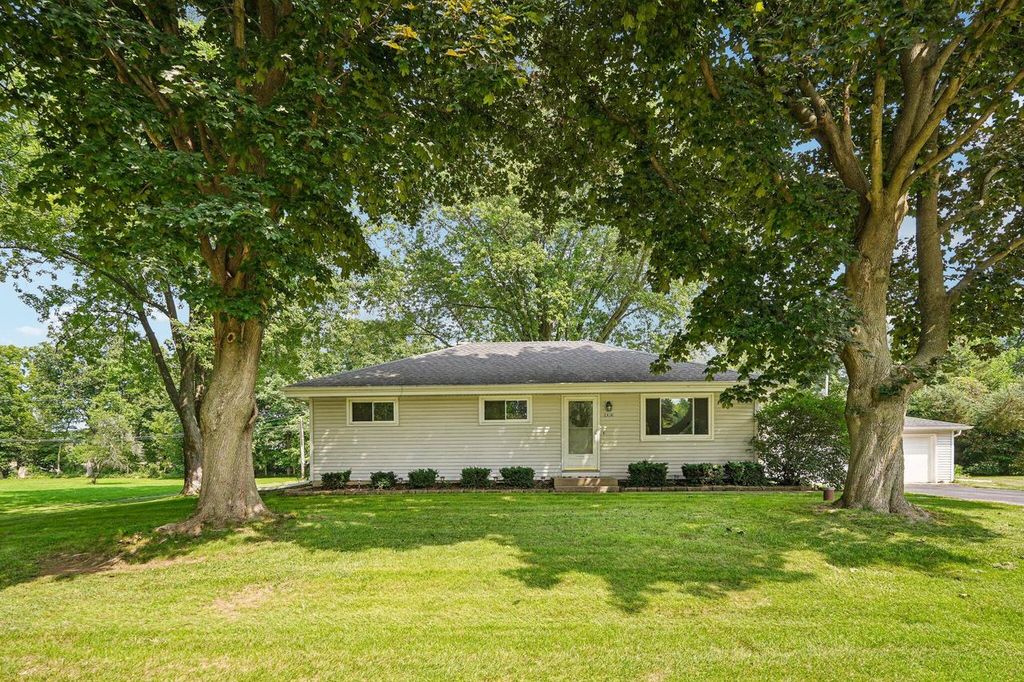 2436 S Ronke LANE, New Berlin, WI 53151
