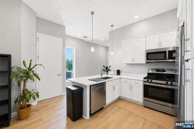 271 Millburn Avenue A, Millburn, NJ 07041