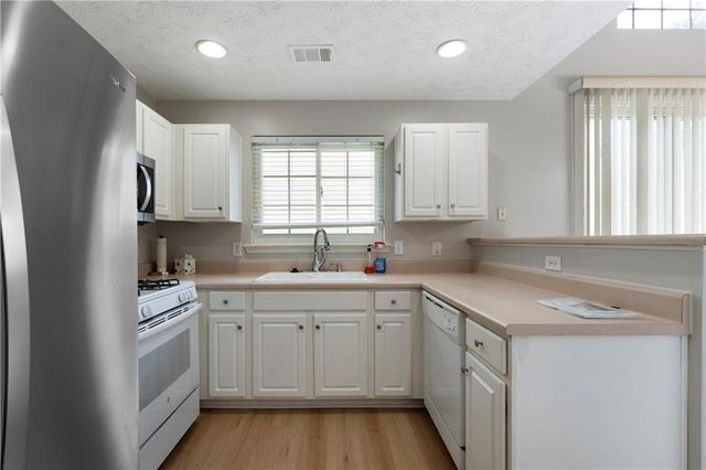 621 W Oaks Drive, Woodstock, GA 30188