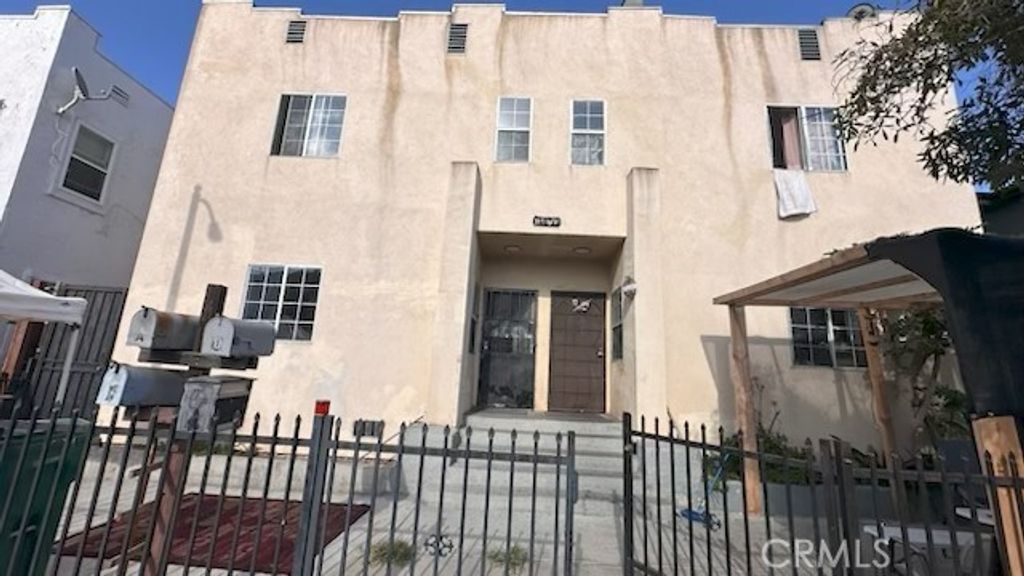 1470 B Henderson, Long Beach, CA 90813