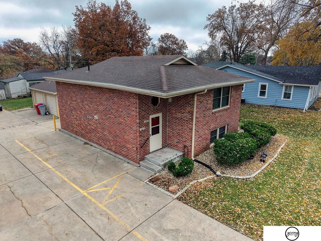 2916 N Cotner Boulevard, Lincoln, NE 68507