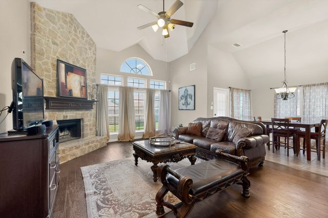 914 Hidden Lakes Drive, Cedar Hill, TX 75104