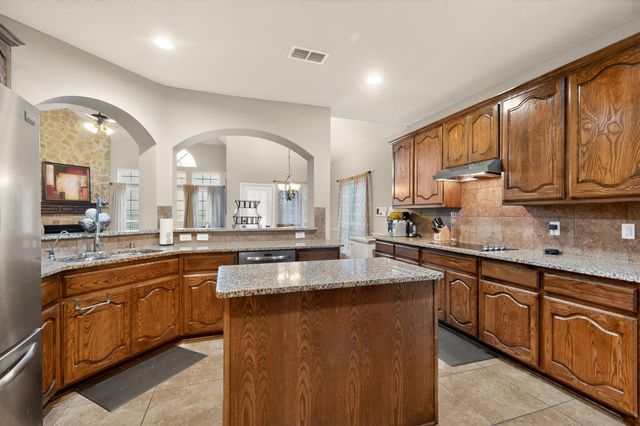 914 Hidden Lakes Drive, Cedar Hill, TX 75104