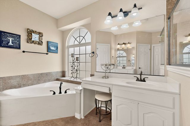 914 Hidden Lakes Drive, Cedar Hill, TX 75104