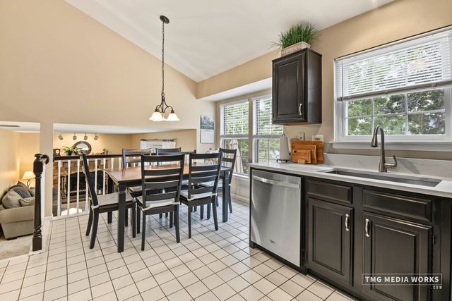 195 Meadow Lakes Boulevard, Aurora, IL 60504