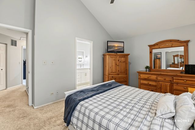 195 Meadow Lakes Boulevard, Aurora, IL 60504