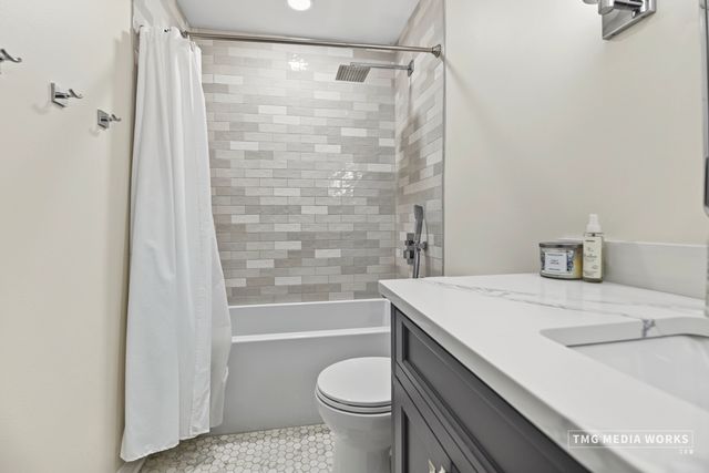 195 Meadow Lakes Boulevard, Aurora, IL 60504