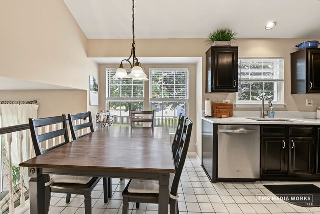 195 Meadow Lakes Boulevard, Aurora, IL 60504