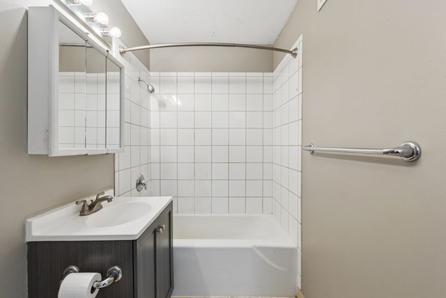 345 E Eastgate Place 204, Chicago, IL 60616