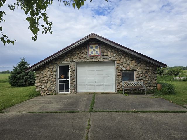 68482 White School Road, Sturgis, MI 49091