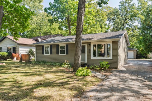 26325 N Walnut Avenue, Mundelein, IL 60060