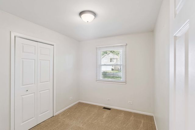 26325 N Walnut Avenue, Mundelein, IL 60060