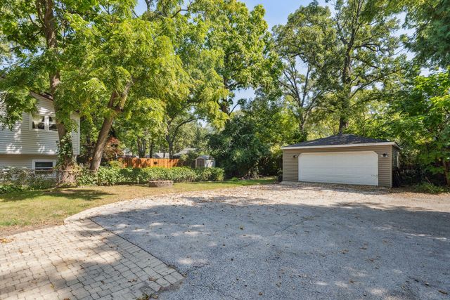 26325 N Walnut Avenue, Mundelein, IL 60060