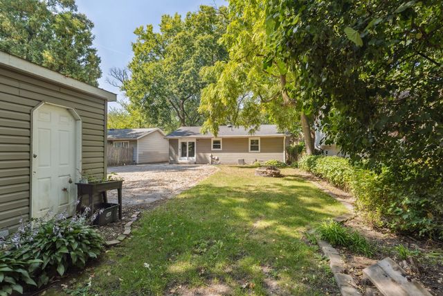 26325 N Walnut Avenue, Mundelein, IL 60060