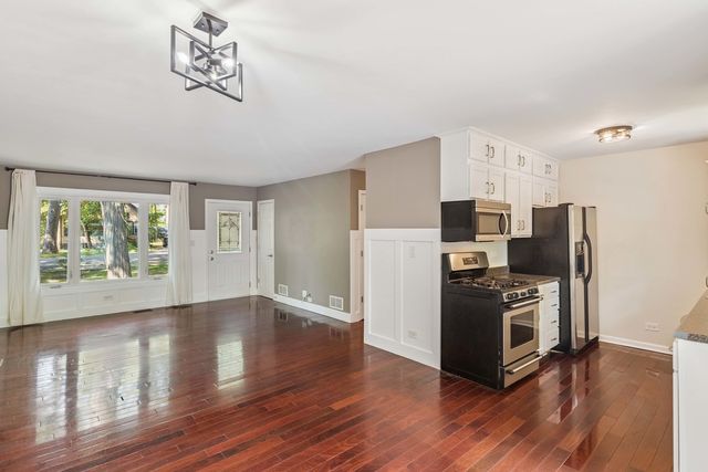 26325 N Walnut Avenue, Mundelein, IL 60060