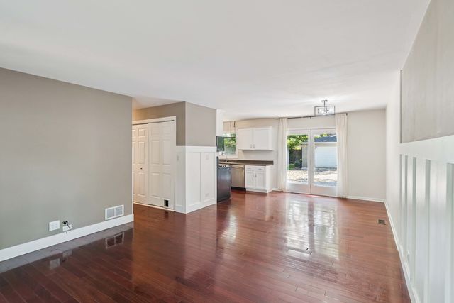 26325 N Walnut Avenue, Mundelein, IL 60060