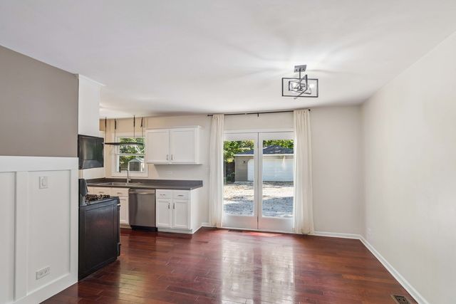 26325 N Walnut Avenue, Mundelein, IL 60060