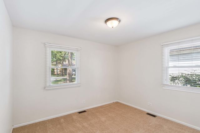 26325 N Walnut Avenue, Mundelein, IL 60060