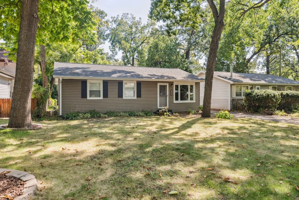 26325 N Walnut Avenue, Mundelein, IL 60060