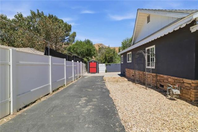 16775 Sierra Highway, Canyon Country, CA 91351