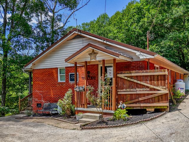 1845 Spaws Creek, West Liberty, KY 41472