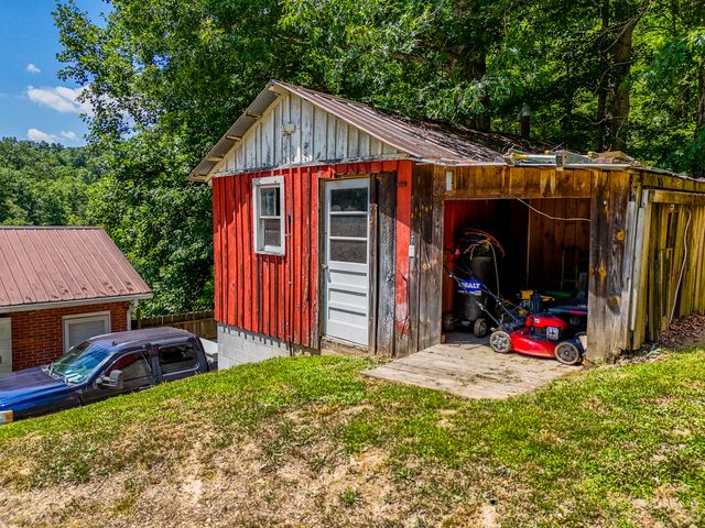 1845 Spaws Creek, West Liberty, KY 41472