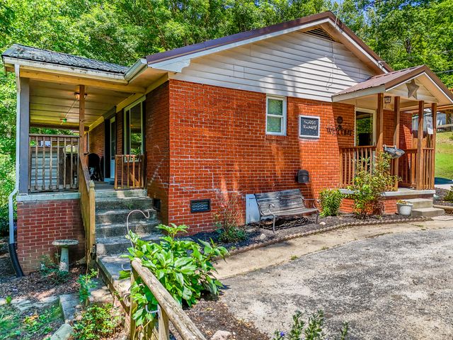1845 Spaws Creek, West Liberty, KY 41472