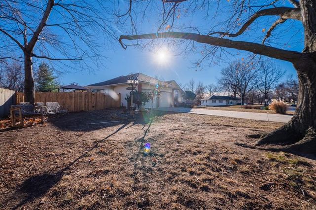 7801 N Garfield Avenue, Kansas City, MO 64118