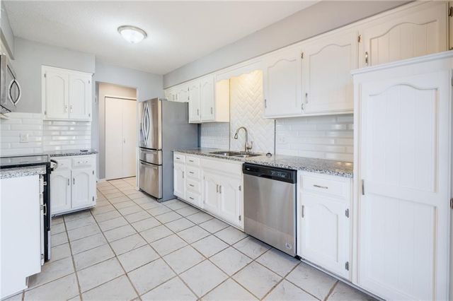 7801 N Garfield Avenue, Kansas City, MO 64118