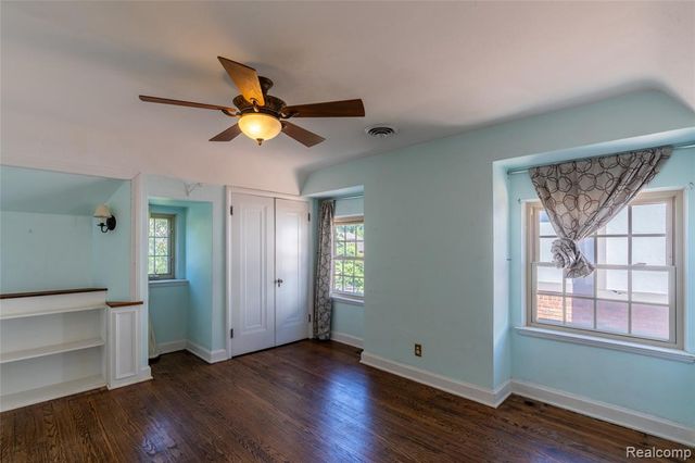 1481 Oxford Road, Grosse Pointe Woods, MI 48236