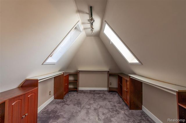 1481 Oxford Road, Grosse Pointe Woods, MI 48236