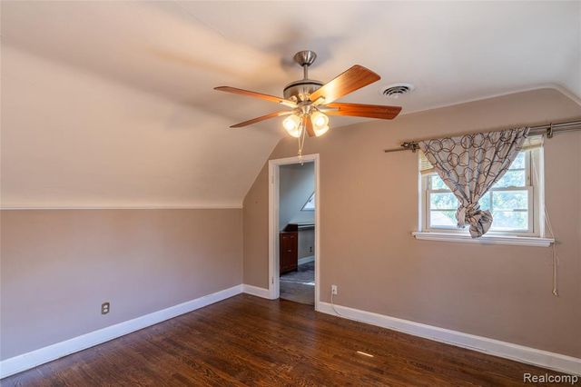 1481 Oxford Road, Grosse Pointe Woods, MI 48236