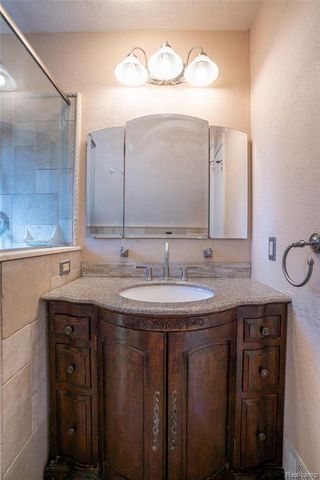 1481 Oxford Road, Grosse Pointe Woods, MI 48236