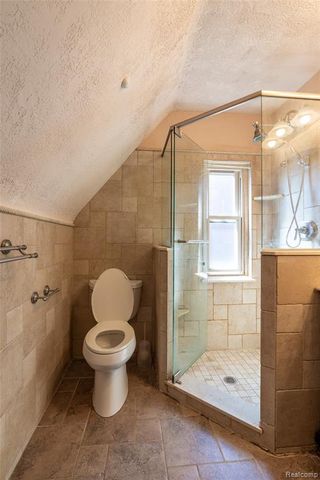 1481 Oxford Road, Grosse Pointe Woods, MI 48236