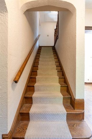 1481 Oxford Road, Grosse Pointe Woods, MI 48236